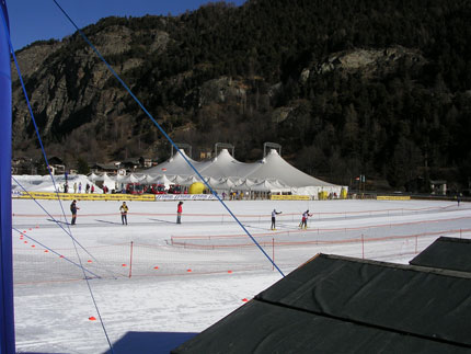 Skistadion og service telt.