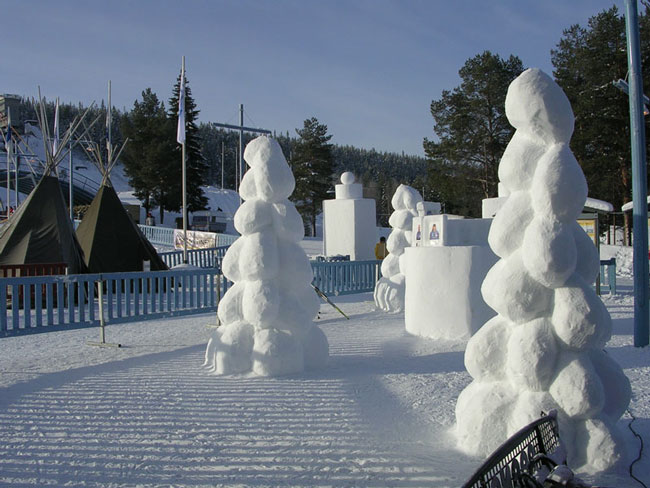 Ounasvaara Ski Stadion, sneskulpturer ved indgangen til skimærkingen.  Rovaniemi, Finland