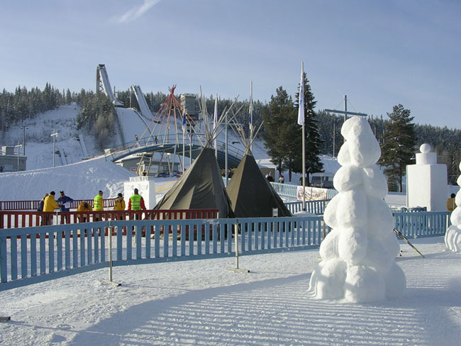 Ounasvaara Ski Stadion, sneskulpturer ved indgangen til skimærkingen.  Rovaniemi, Finland